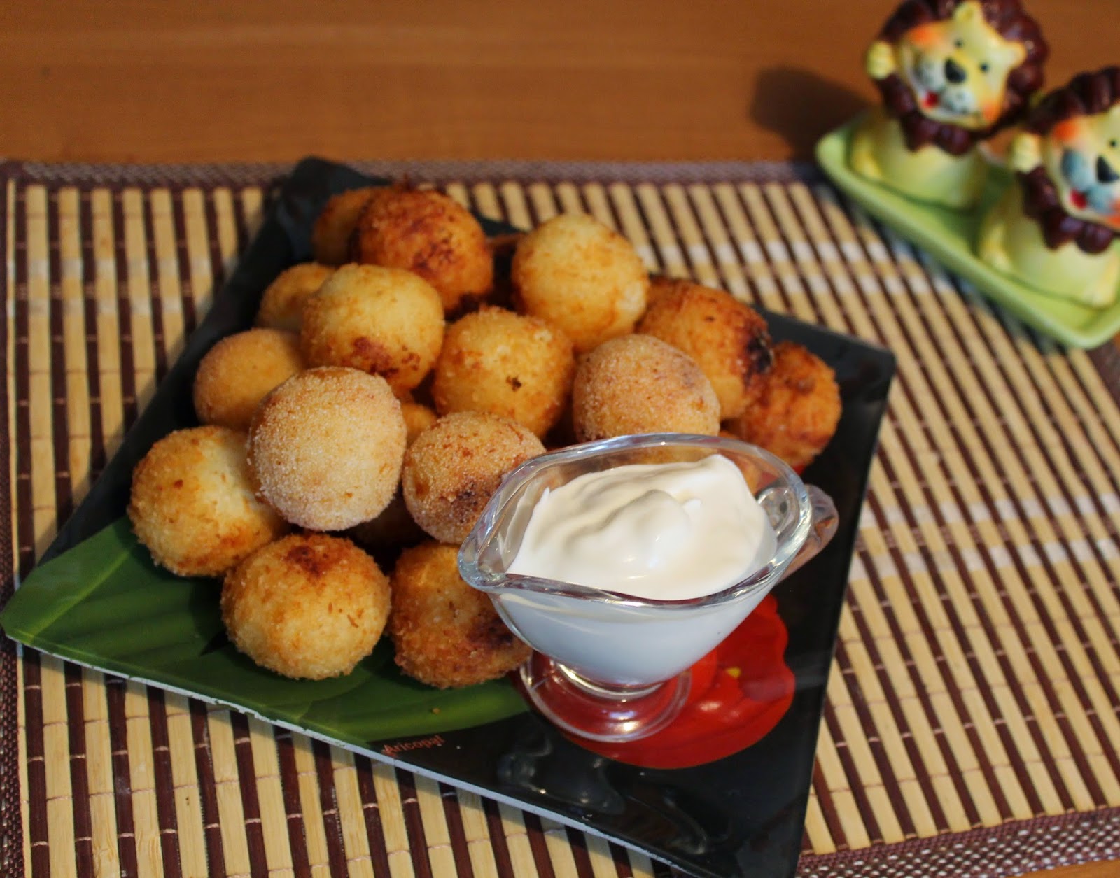 творожные шарики жареные во фритюре. творожные шарики во фритюре. творожные пончики жареные во фритюре. сырные шарики в панировке. творожные шарики во фритюре.