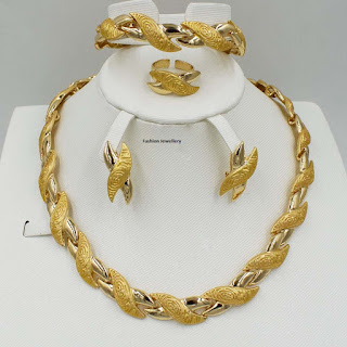 Yellow Gold Jewellery American Wedding Necklace Set.