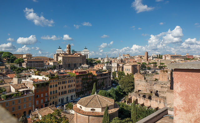 Поцелуй в вечном городе в Риме