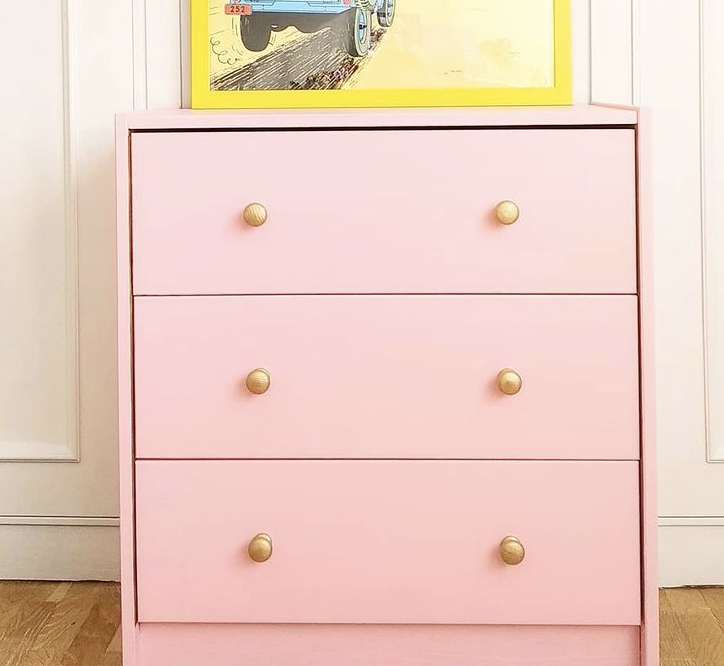 Antes y después: 5 muebles restaurados que hemos visto en Instagram Cómoda de IKEA pintada de rosa con tiradores nuevos