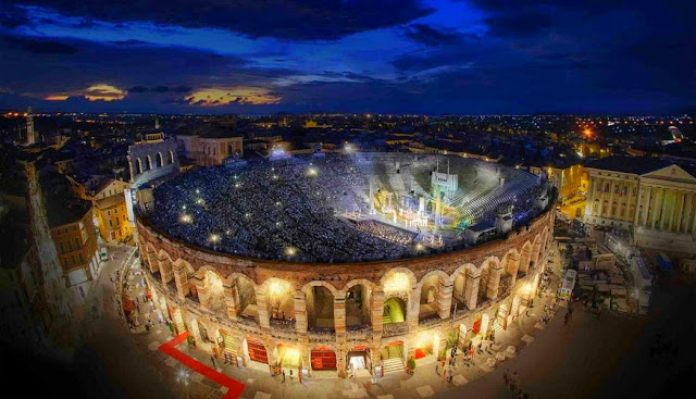 origine photo : https://www.frankreisen.at/unsere-reisen/reiseangebote/reise/4-tage-arena-di-verona-la-traviata/