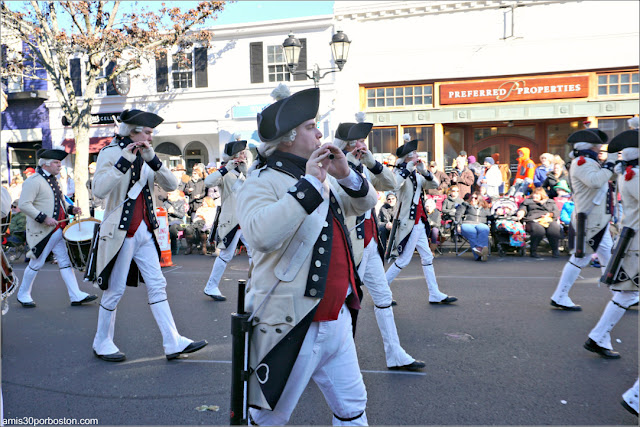 Middlesex County Volunteers en el Desfile de Acción de Gracias de Plymouth 