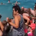 [Ελλάδα]Δελφίνι βγήκε στα ρηχά και τρέλανε τους λουόμενους... [video]