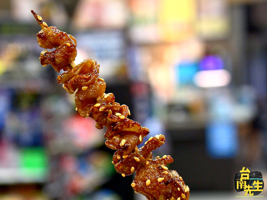 台南串燒/每日限量晚來吃不到/隱身市場一賣20多年/剛擺攤就有客人上門/木炭烘烤香氣撲鼻/在地人激推私房宵夜