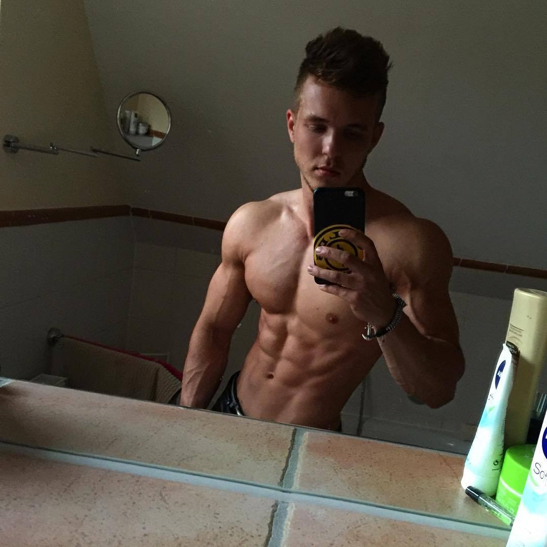 white-straight-baited-guys-abs-huge-pecs-biceps-joe-dahler-selfie
