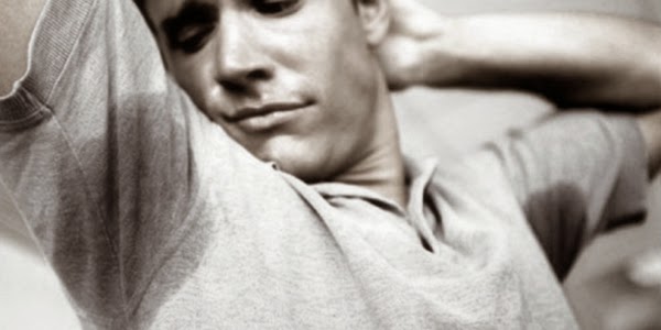 mancha na camisa debaixo do braço