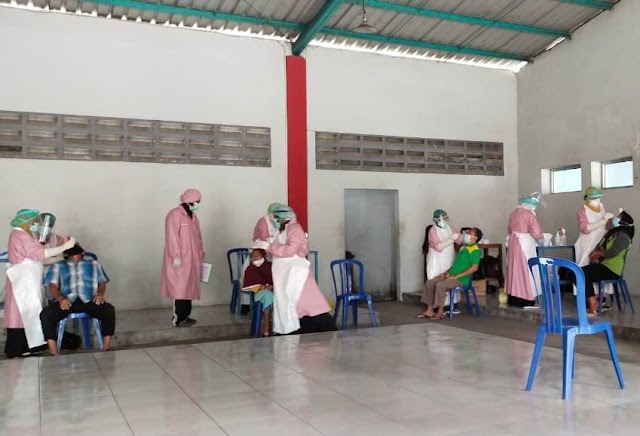 Serma Endras MW dampingi warga laksanakan test Swab Antigen Ke-2 di desa Ngombakan, Polokarto