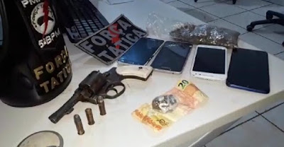Polícia prende foragidos por roubo e comparsa com droga