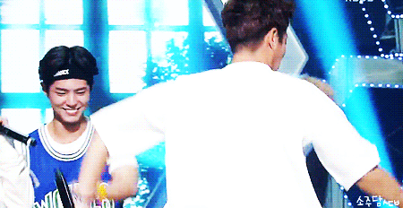 박보검과 함께 앵콜무대하는 비스트. (feat.일동 우쭈쭈) | 인스티즈