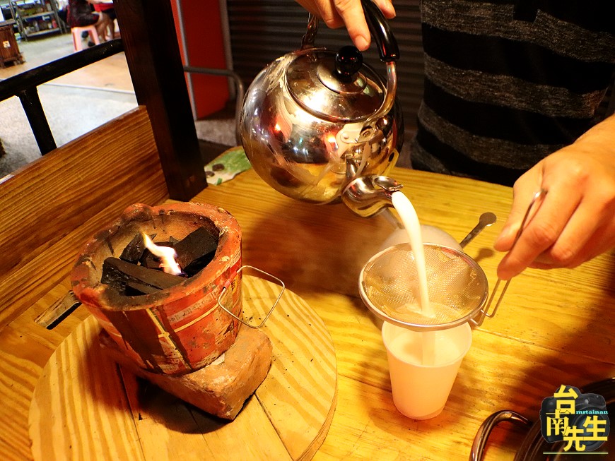 台南杏仁茶／晚上才營業只賣3小時／只賣一樣產品／每日限量60杯晚來喝不到／連網路地圖都找不到／炭火加熱甘醇香／天然食材熬煮／不含香精防腐劑