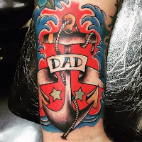 tatuaje ancla en homenaje a papa