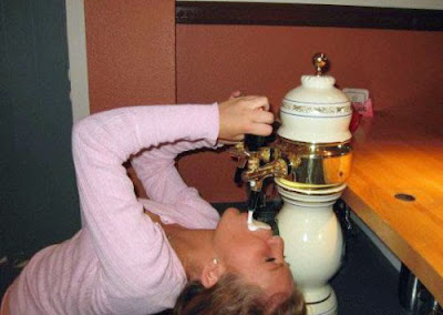 Frau aus Zapfhahn Bier saufen lustig Frau aus Zapfhahn Bier saufen lustig