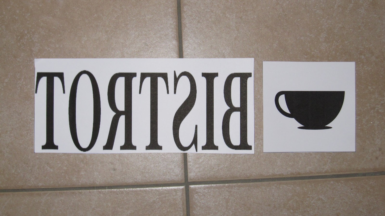 Kleines gelbes Haus: Antikes Holzschild