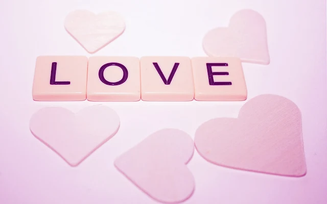 Roze hartjes in de letters love
