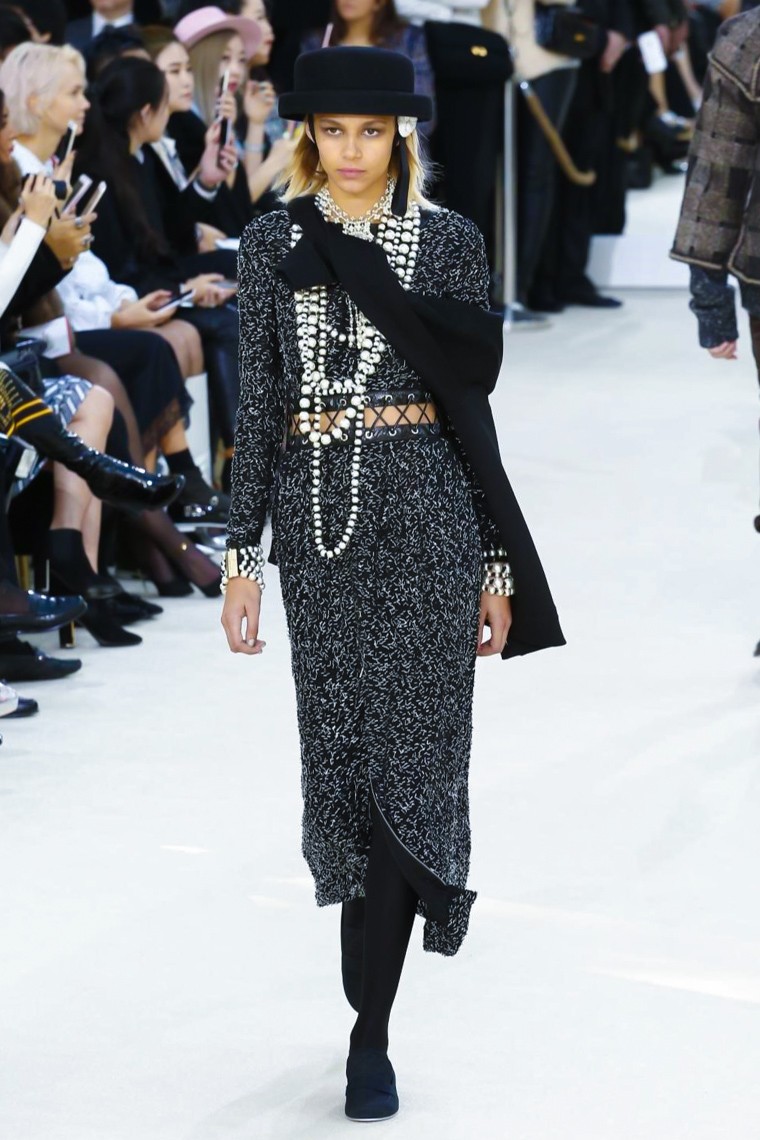 Chanel Fall/Winter 2016-2017 RTW PFW chanel-fall-winter-2016-2017-collection-paris-fashion-week, chanel-fall-winter-2016-2017, chanel-fall-winter-2016, chanel-fall-winter-2017, chanel-fall-winter, chanel-fall, chanel-fall-2016-2017, chanel-fall-2016, chanel-fall-2017, kendall-jenner-chanel, paris-fashion-week-2016, du-dessin-aux-podiums, dudessinauxpodiums