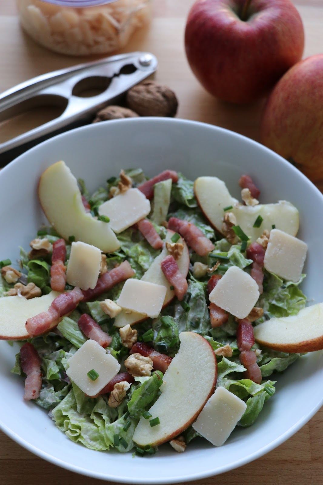The Cook Time Salade sucréesalée laitue, pommes, lardons, sauce légère au yaourt