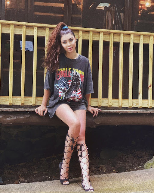 احدث صور المطربة قمر بالمايوه الاسود ، صور جلسة تصوير المطربة قمر على انستقرام