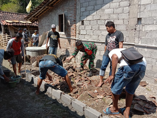 Babinsa Koramil Tulung Bantu Bedah Rumah Warga