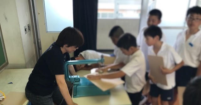 横山小学校のブログ ホワイトボード作りに挑戦 ６年生図画工作
