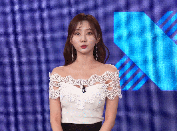 오프숄더 입은 윤수빈 아나운서 - 꾸르