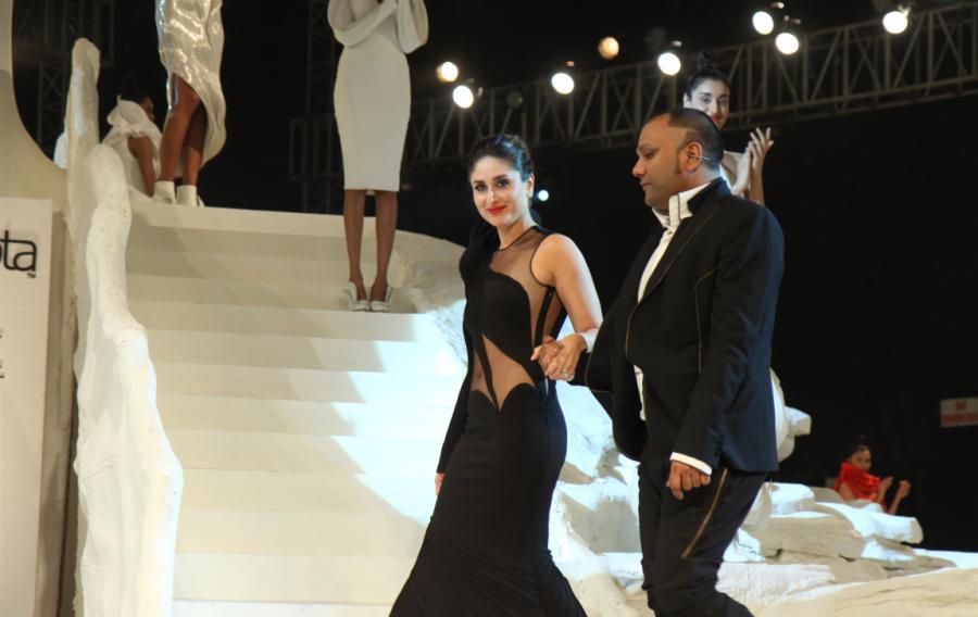 Kareena Kapoor Looks Super Sexy In a Black Revealing Dress At LFW ...