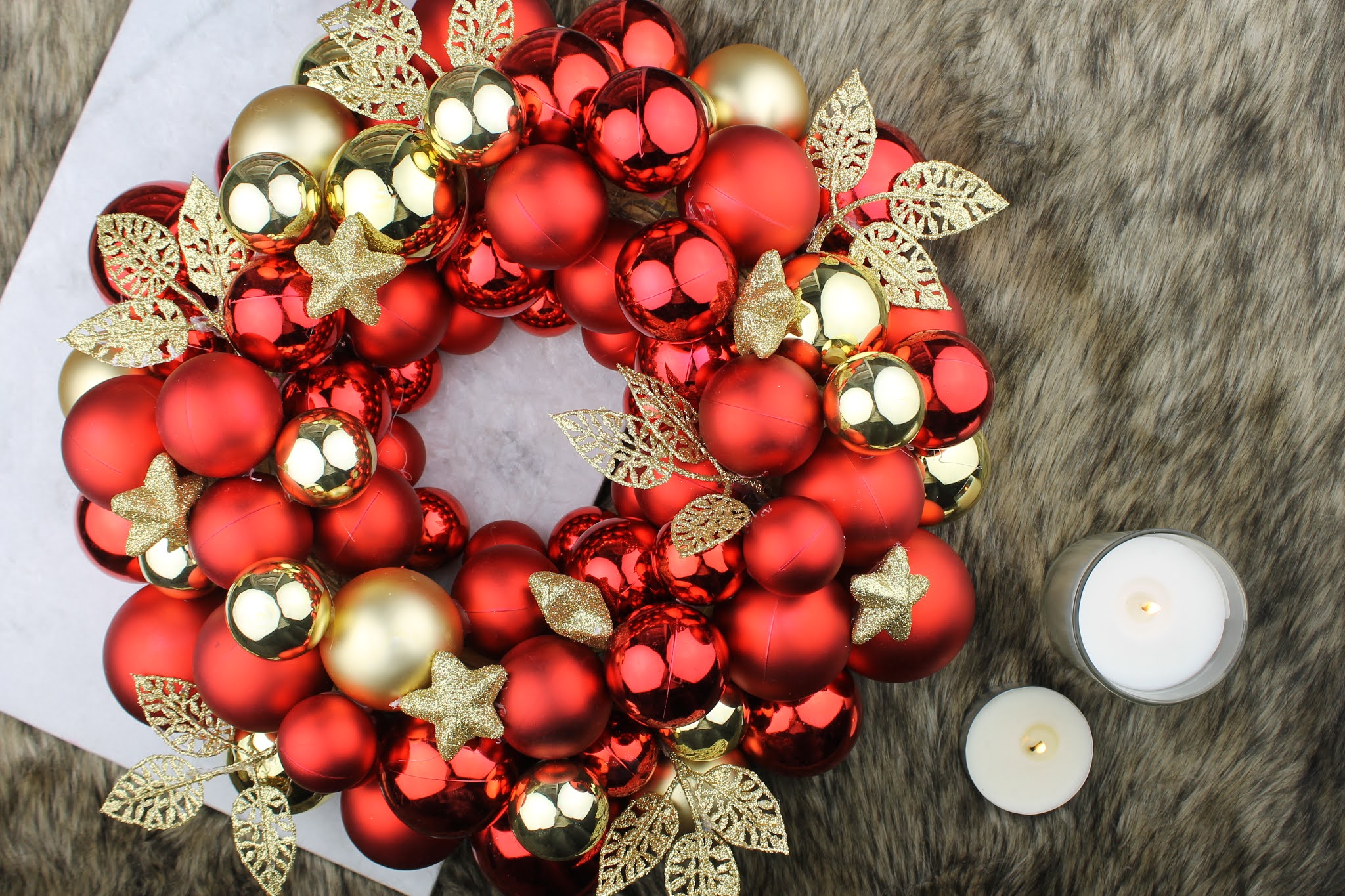 Ik denk dat ik ziek ben patroon omverwerping DIY | Deurkrans van Kerstballen - Elegantic