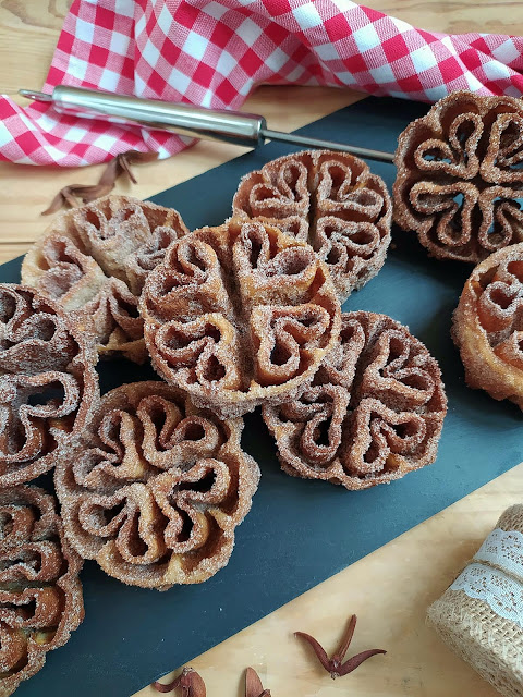 Flores fritas. Receta tradicional de Cuaresma, Semana Santa y Carnaval. Repostería de sartén Dulces fritos Flores extremeñas, manchegas Pascua Cuca