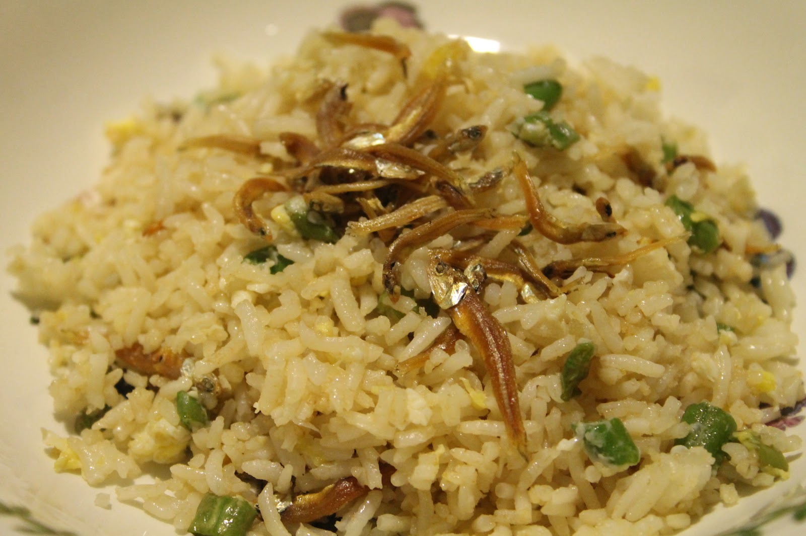 Nasi Goreng dan Ikan Bilis Goreng Rangup Untuk Sahur - Azie Kitchen