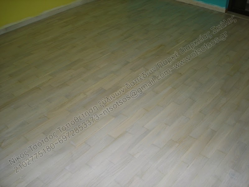 Τρίψιμο ,γυάλισμα και βάψιμο σε ξύλινο πάτωμα με λευκή απόχρωση