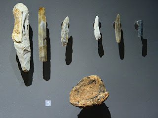 Fransa'da Les Combarelles mağarasında bulunan, 10 bin yıldan eski, tarih öncesi taş aletler