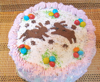 Tort alb negru cu crema de martipan capsuni si frisca