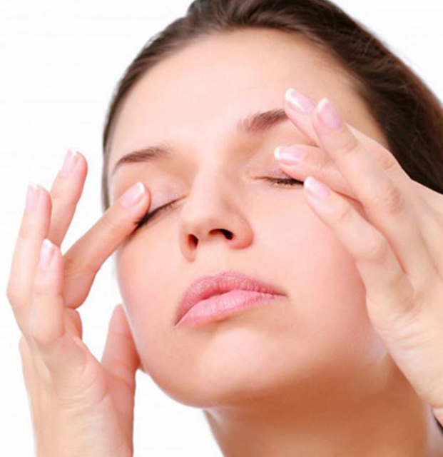 [Image: tac-dung-cua-dau-dua-tri-tham-quang-mat.png]