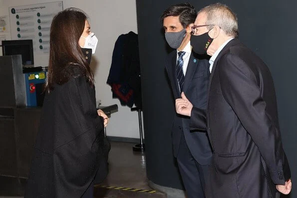 Queen Letizia wore a black capina poncho cape from Hugo Boss, and draped-neck ribbed wool dress from Cos. Steve Madden boots and Burberry belt