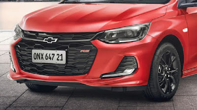 Carro vermelho carmim Chevrolet novo Onix RS 2021