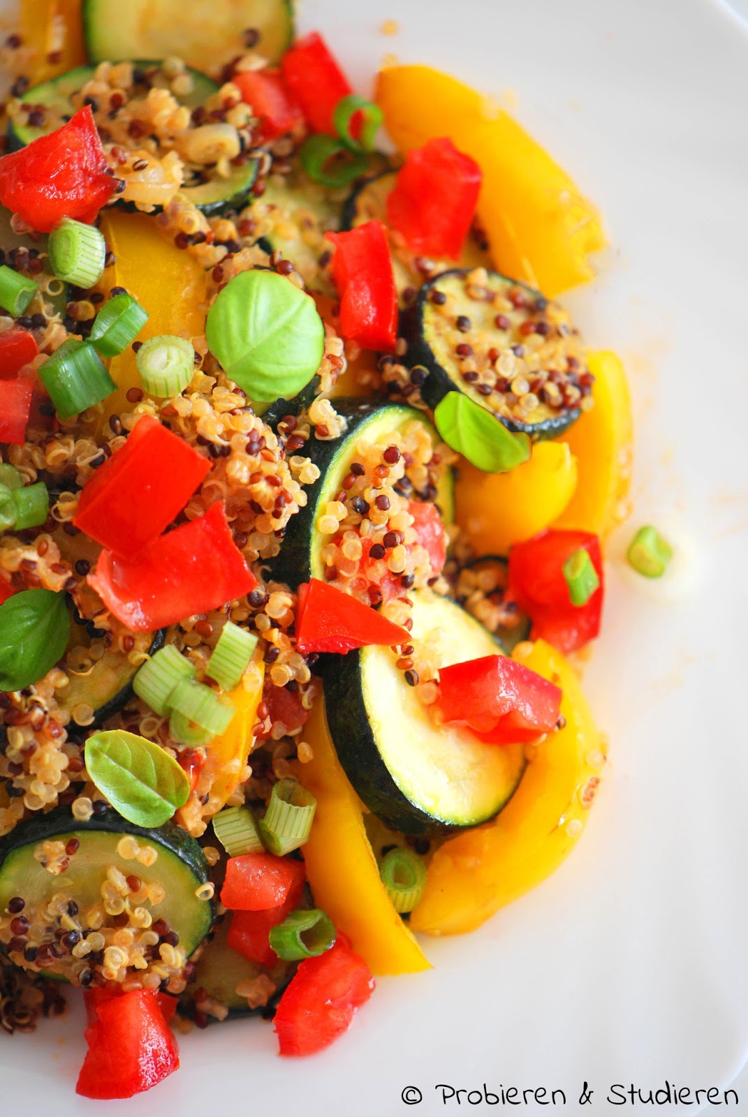 Probieren und Studieren : Mediterrane Quinoa-Pfanne mit Zucchini ...