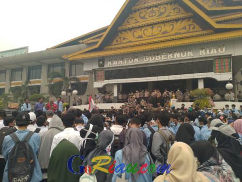 Ratusan Mahasiswa Unri Geruduk Kantor Gubernur Riau Minta Kebijakan Pemerintah Terkait Asap di Riau