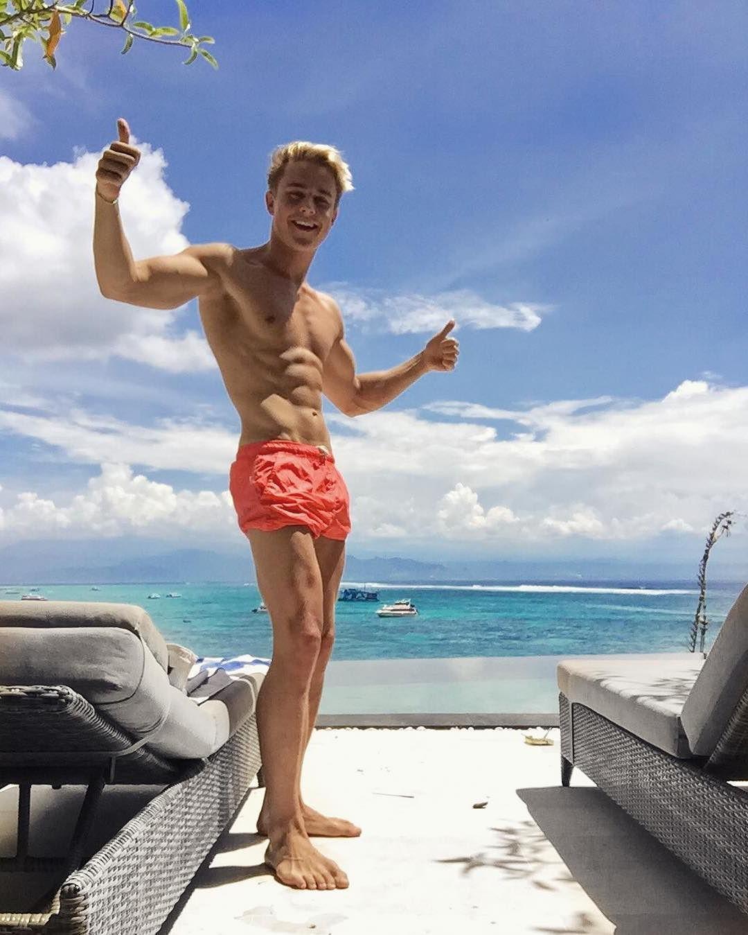 cute-slim-blond-gay-twink-abs-smiling-beach