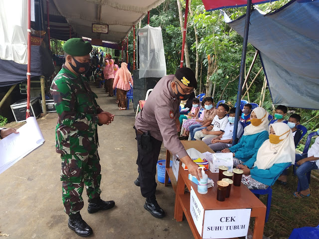 Saat Hajatan Babinsa Koramil 05/Mojogedang Meminta Warganya Untuk Patuhi Protokol Kesehatan