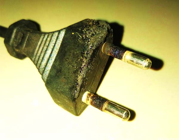 kenapa stopkontak bisa terbakar atau meleleh