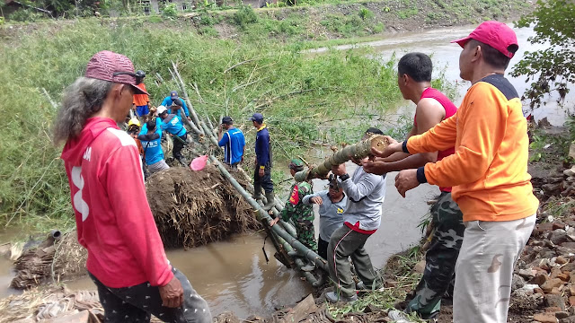 TNI bersama BPBD dan Relawan Evakuasi Rumpun Bambu longsor di sungai Dengkeng
