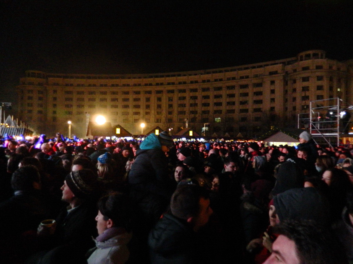 LA MULTI ANI, ROMANIA! Aglomeratie in Piata Constitutiei de ziua nationala