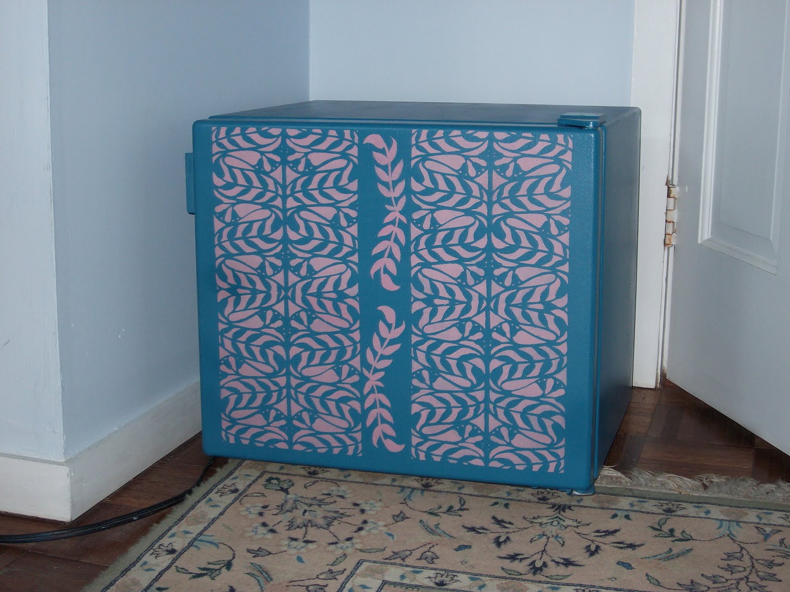Style Key West: How To Paint a Refrigerator