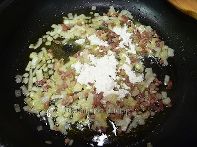 Alcachofas y patatas a la importancia. Sofriendo la cebolleta y el jamón. Añadimos la harina