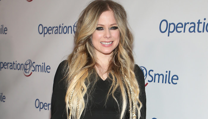 Avril Lavigne subasta adorno de navidad autografiado para apoyar a Operation Smile 