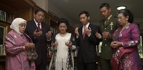 SBY Unggah Foto Berdoa Bersama Istri Dan Ibunda Jelang Pelantikan Presiden