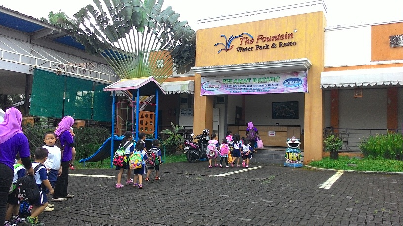 Berenang Di The Fountain Waterpark Resto Ungaran