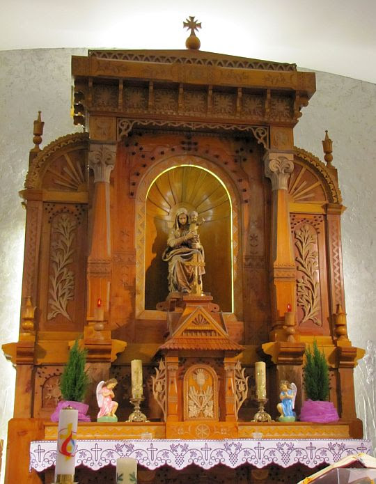 Figura Matki Bożej nawiązująca do rzymskiej Madonny Pokoju.