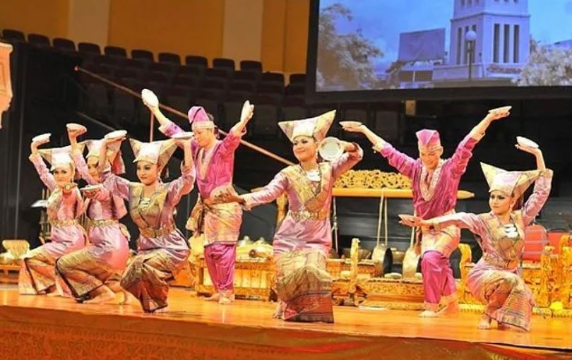 Tari Piring: Sejarah, Makna, Gerakan, Properti, Pola dan Asal Daerahnya