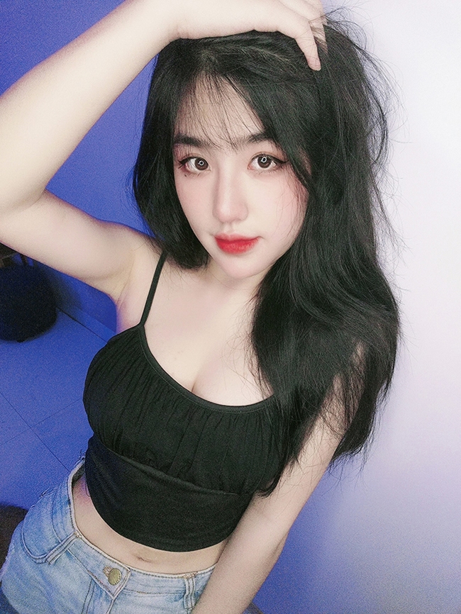 nữ streamer khoe vùng nhạy cảm trên livestream