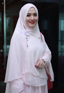 22 Foto Super Cantik Lyra Virna Dengan Baju Muslim Syar i 